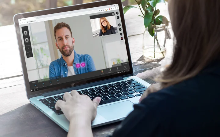 Picture of a therapist using remotEMDR with her client during an online therapy session.